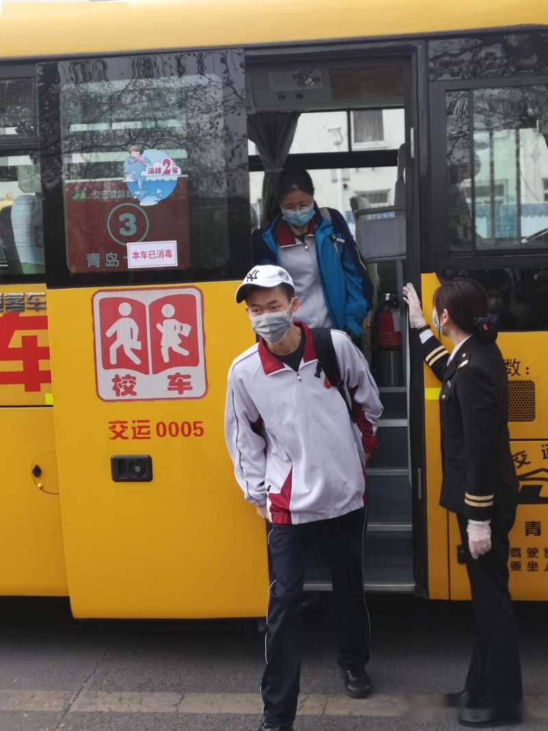 「高中」老师帮运行李……大量美图视频直击开学现场！【汇动态】校长学生击肘