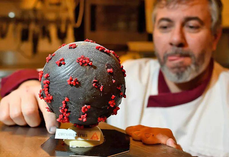 花式防疫来袭！忍住别笑：印度警察COS成新冠病