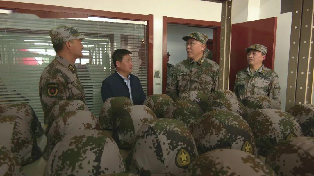 饱满的斗志扬中市民兵公路护路连镇人武部长施光宏陪同调研镇党委副