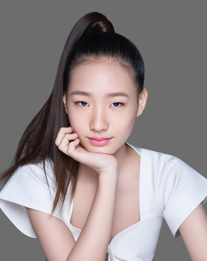小s大女儿梳高马尾拍大片 14岁穿职业装气质出众