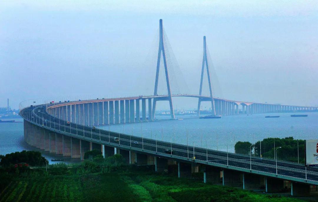 沪通长江大桥的主桥中,1092米的主跨和南北辅助跨都需要在钢桥面上