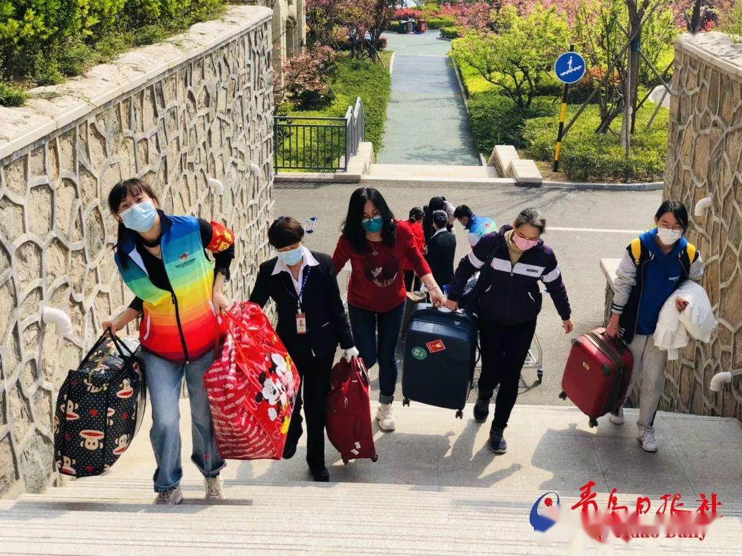「高中」老师帮运行李……大量美图视频直击开学现场！【汇动态】校长学生击肘