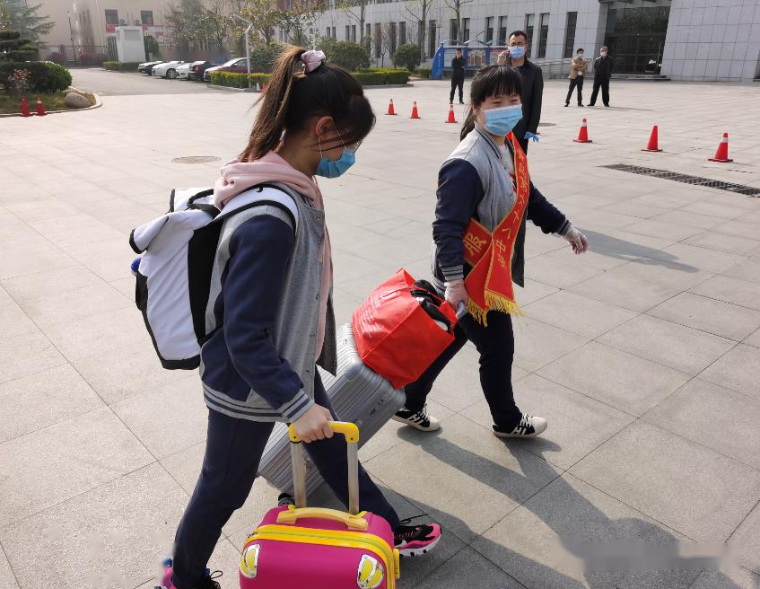 「高中」老师帮运行李……大量美图视频直击开学现场！【汇动态】校长学生击肘