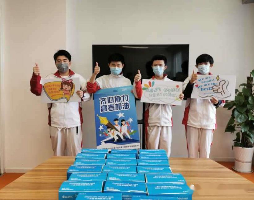 「高中」老师帮运行李……大量美图视频直击开学现场！【汇动态】校长学生击肘