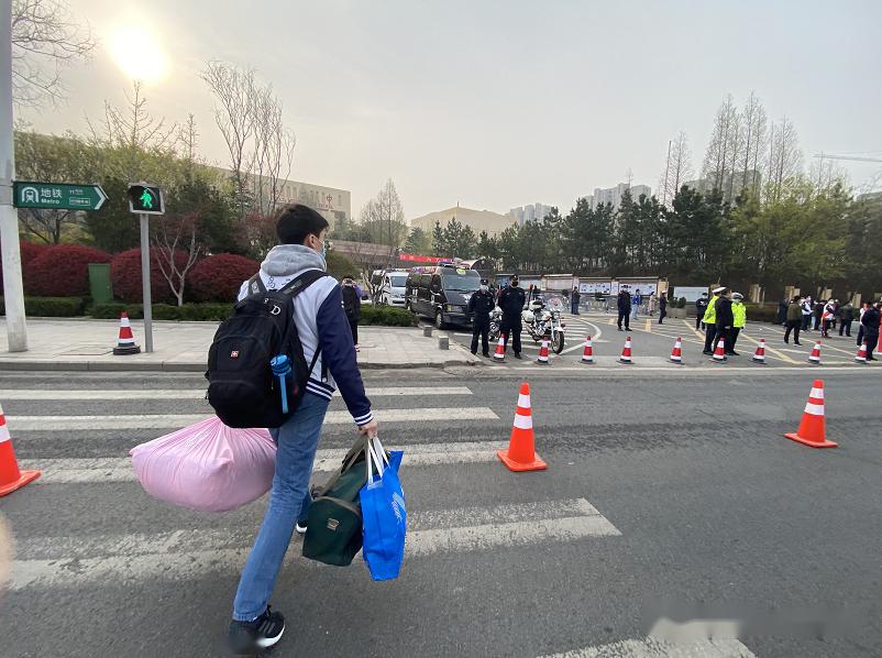 「高中」老师帮运行李……大量美图视频直击开学现场！【汇动态】校长学生击肘