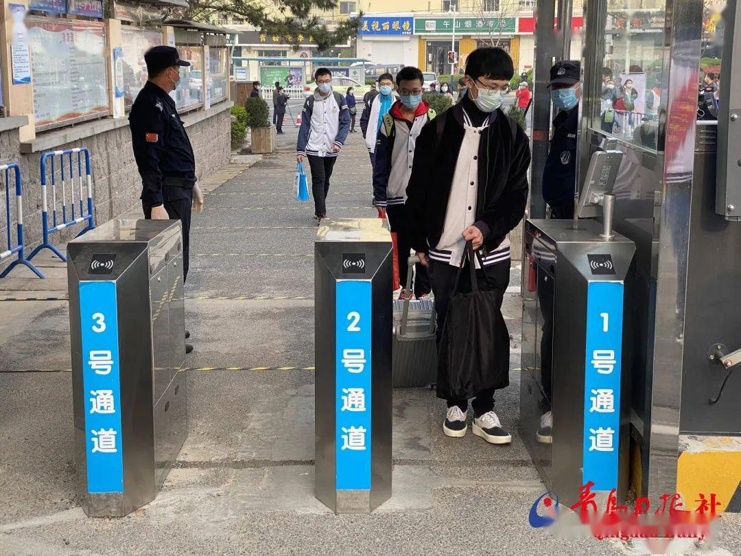 「高中」老师帮运行李……大量美图视频直击开学现场！【汇动态】校长学生击肘