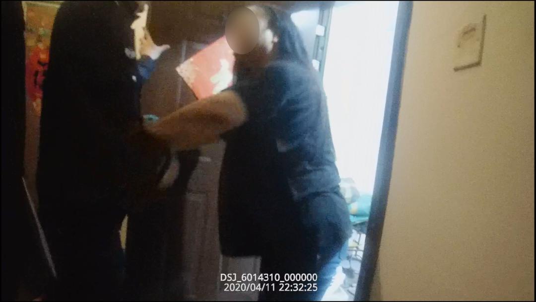 半斤白酒下肚，夫妻俩醉酒扰民！还把警察给打