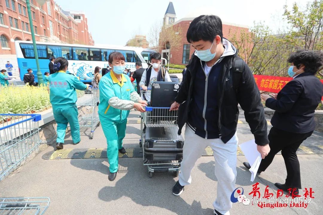 「高中」老师帮运行李……大量美图视频直击开学现场！【汇动态】校长学生击肘