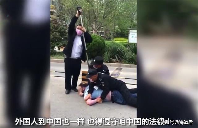 抓人口罩被打_戴口罩的卡通图片(2)