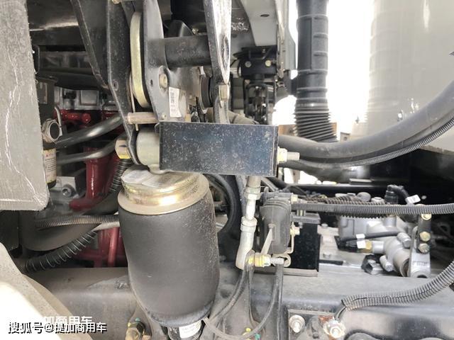 又一款平地板的载货车即将到来正在路试的华菱汉马h9载货车实拍