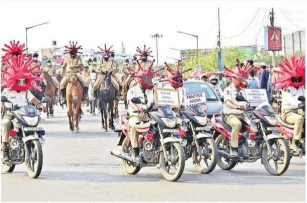 花式防疫来袭！忍住别笑：印度警察COS成新冠病