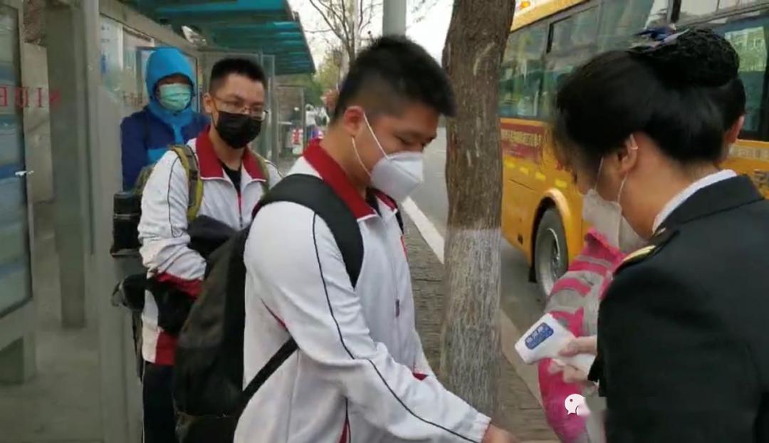 「高中」老师帮运行李……大量美图视频直击开学现场！【汇动态】校长学生击肘