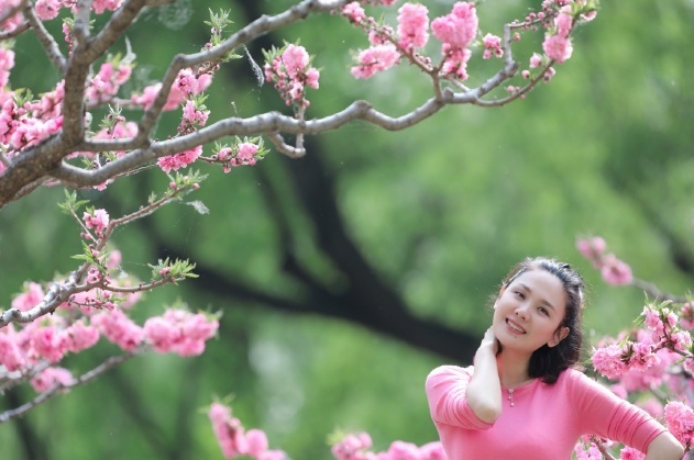 程莉莎粉嫩look置身花丛 郭晓东掌镜画面唯美浪漫