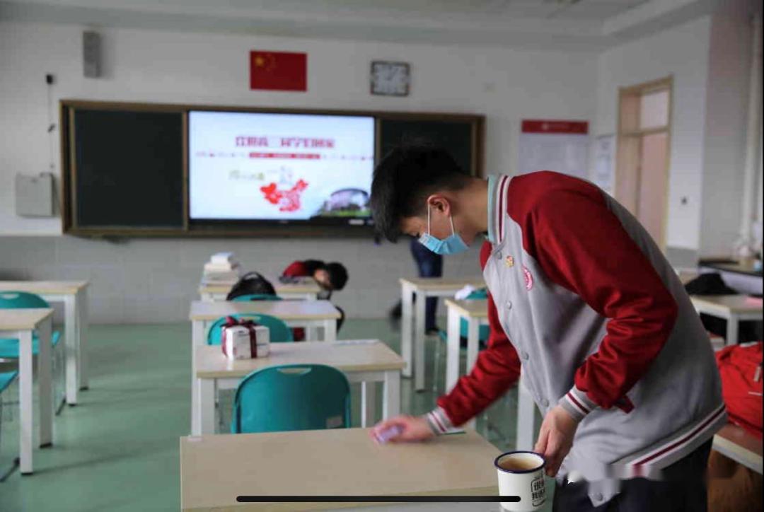 「高中」老师帮运行李……大量美图视频直击开学现场！【汇动态】校长学生击肘