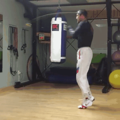 拳击球,全称叫魔力拳击球(boxing magic ball),主要用于反应力练习.