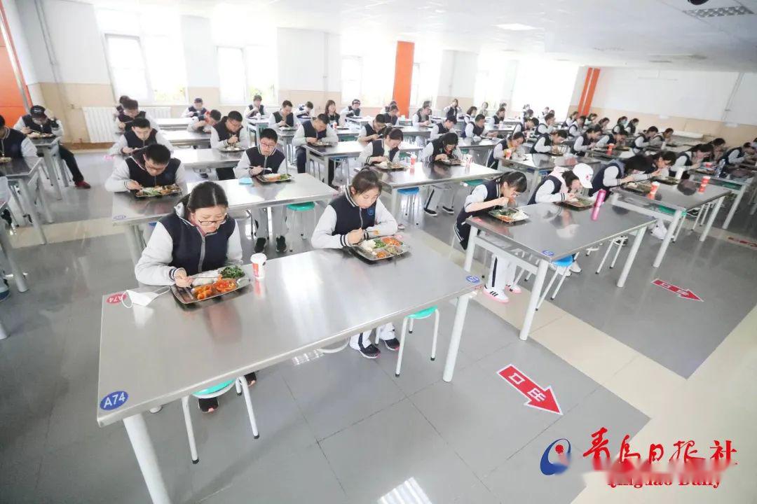 「高中」老师帮运行李……大量美图视频直击开学现场！【汇动态】校长学生击肘