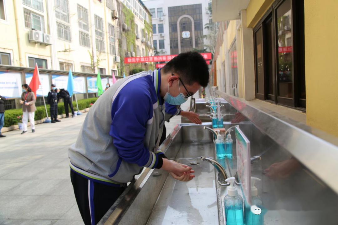 「高中」老师帮运行李……大量美图视频直击开学现场！【汇动态】校长学生击肘