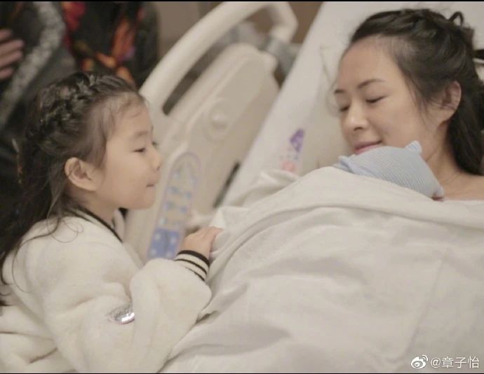 章子怡产后首现身略发胖，40岁生子太伤元气，今