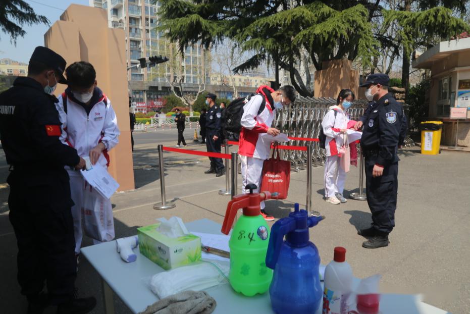 「高中」老师帮运行李……大量美图视频直击开学现场！【汇动态】校长学生击肘