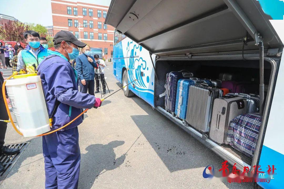 「高中」老师帮运行李……大量美图视频直击开学现场！【汇动态】校长学生击肘