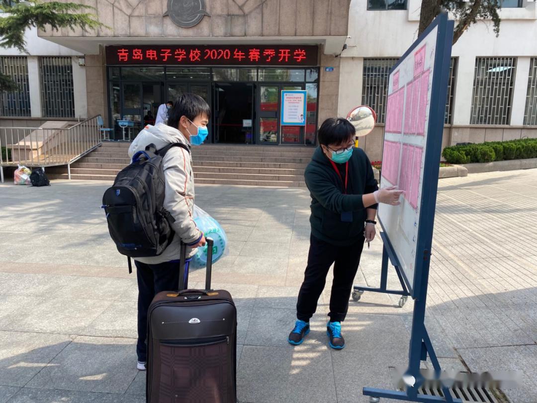 「高中」老师帮运行李……大量美图视频直击开学现场！【汇动态】校长学生击肘