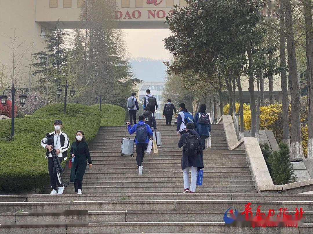 「高中」老师帮运行李……大量美图视频直击开学现场！【汇动态】校长学生击肘