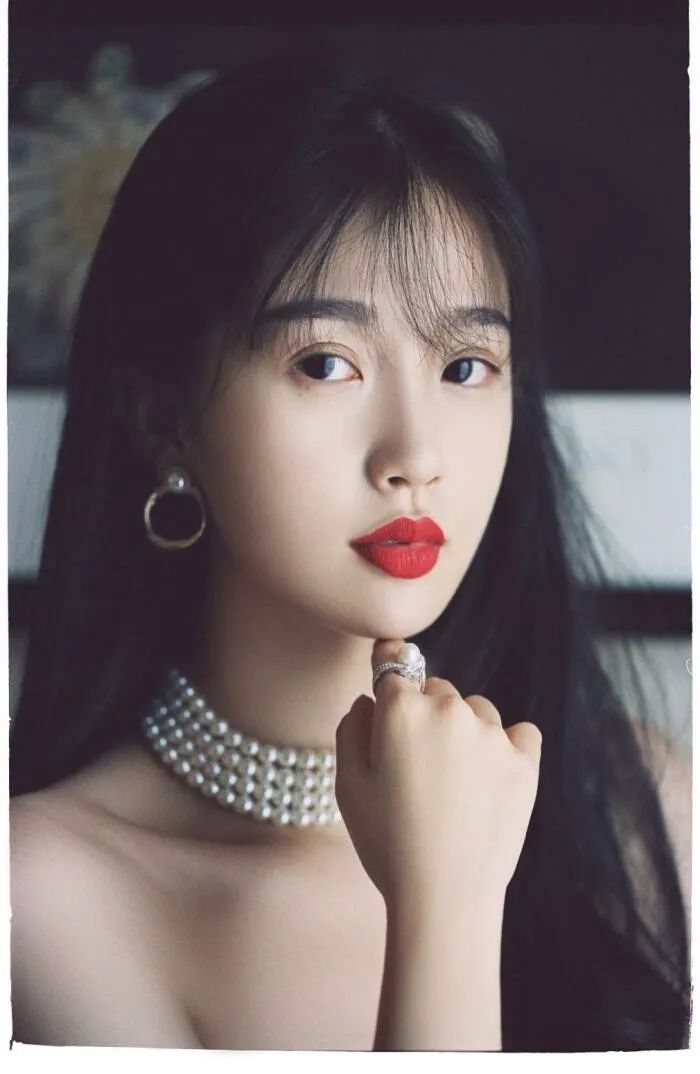 虞书欣遭遇“礼仪手”？工作室辟谣，男演员道