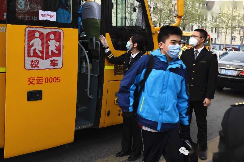 「高中」老师帮运行李……大量美图视频直击开学现场！【汇动态】校长学生击肘