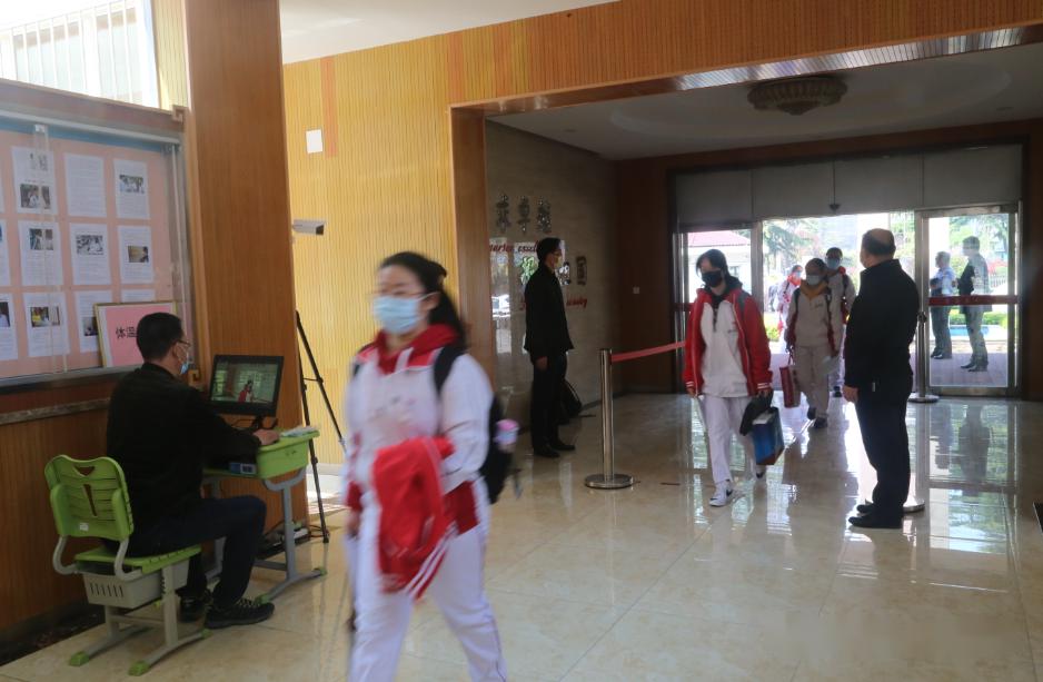 「高中」老师帮运行李……大量美图视频直击开学现场！【汇动态】校长学生击肘