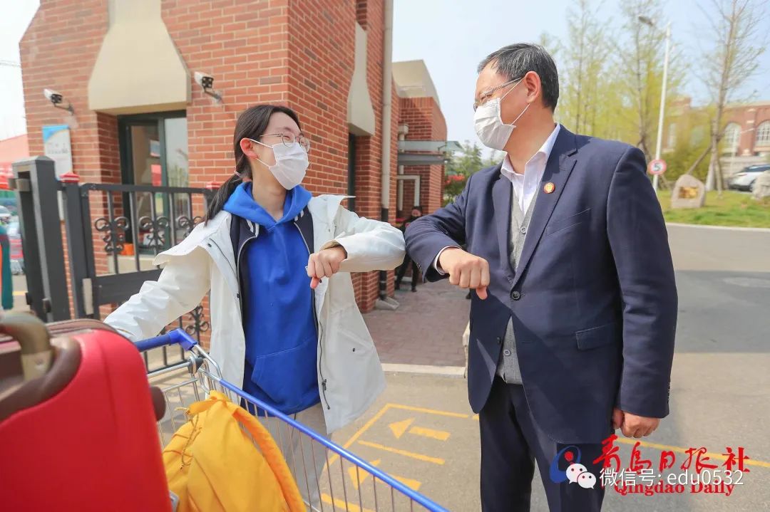 「高中」老师帮运行李……大量美图视频直击开学现场！【汇动态】校长学生击肘