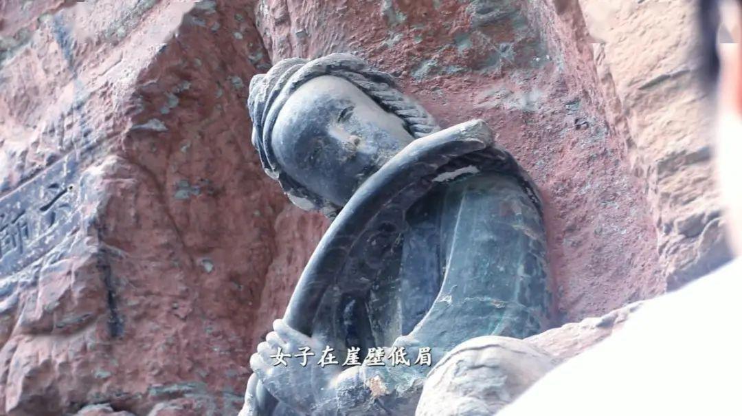 笛●韵笛女位于大足石刻宝顶山景区《大方便佛报恩经》的群塑中,是