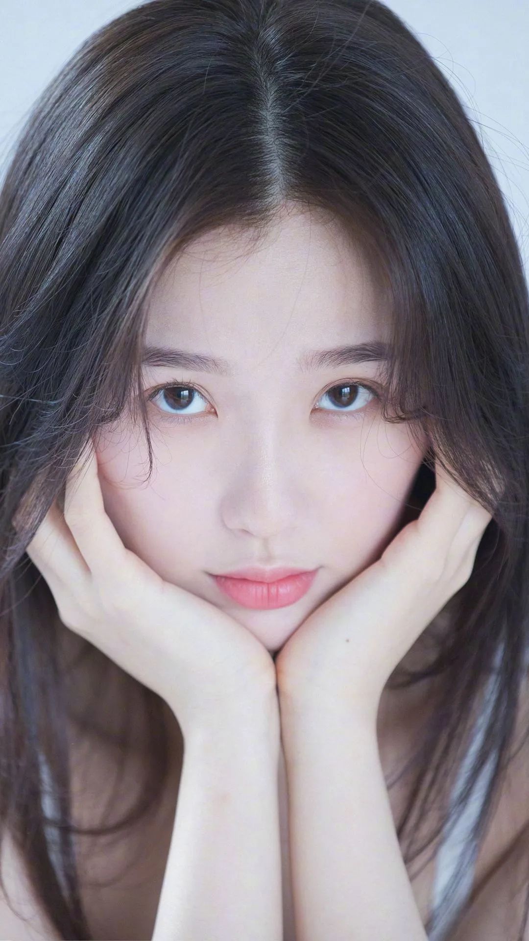 虞书欣遭遇“礼仪手”？工作室辟谣，男演员道