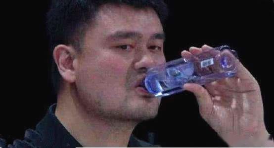 同样是喝水,来看看姚明,奥尼尔和博班,谁喝出了口服液