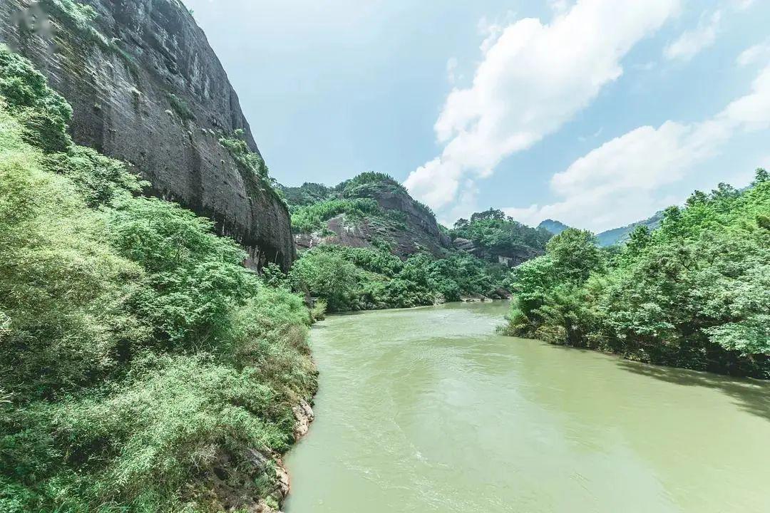 8米的黄岗山是这里的地理制高点当阳光照进峡谷将溪流,瀑布从沉睡中