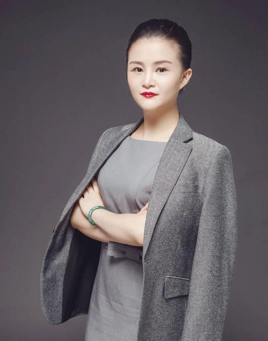 项目:碧桂园御东府  职位:销售主管  简历:2014 年入职碧桂园,荣获