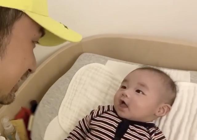 [萌化]儿子张嘴大笑表情萌化，模样像极了爸爸古巨基居家晒娃带孩子