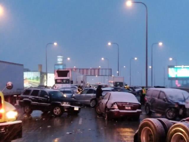 因冰雪天气，美国芝加哥发生严重车祸50多辆车连