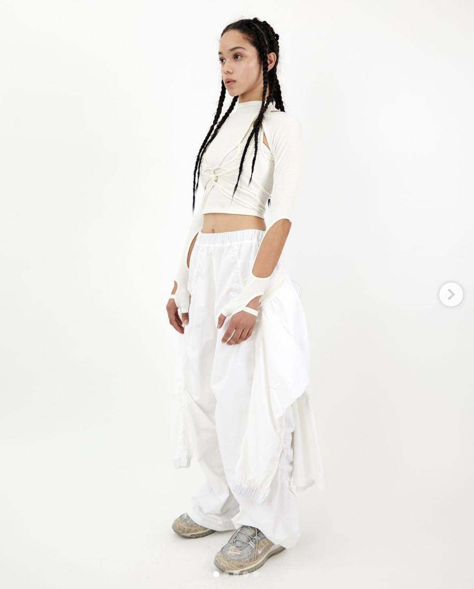 哪买？black pink常穿的机能风品牌hyein seo，就出了很多叠穿的腋下镂空上衣。由赛博朋