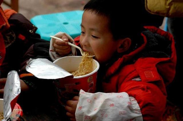 「祸首」可惜很多父母还在买，医生：快住手，这种食物是娃积食的“祸首”