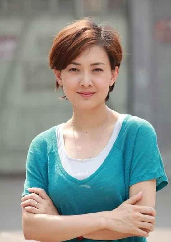47岁牛莉阳台跳《惊雷》? 打扮粉嫩吐舌卖萌显年轻