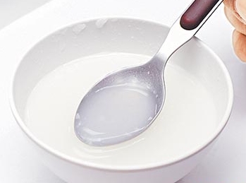 米汤里富含的多种糖及b族维生素,有宿醉,解毒的功效,酒后喝碗浓米汤