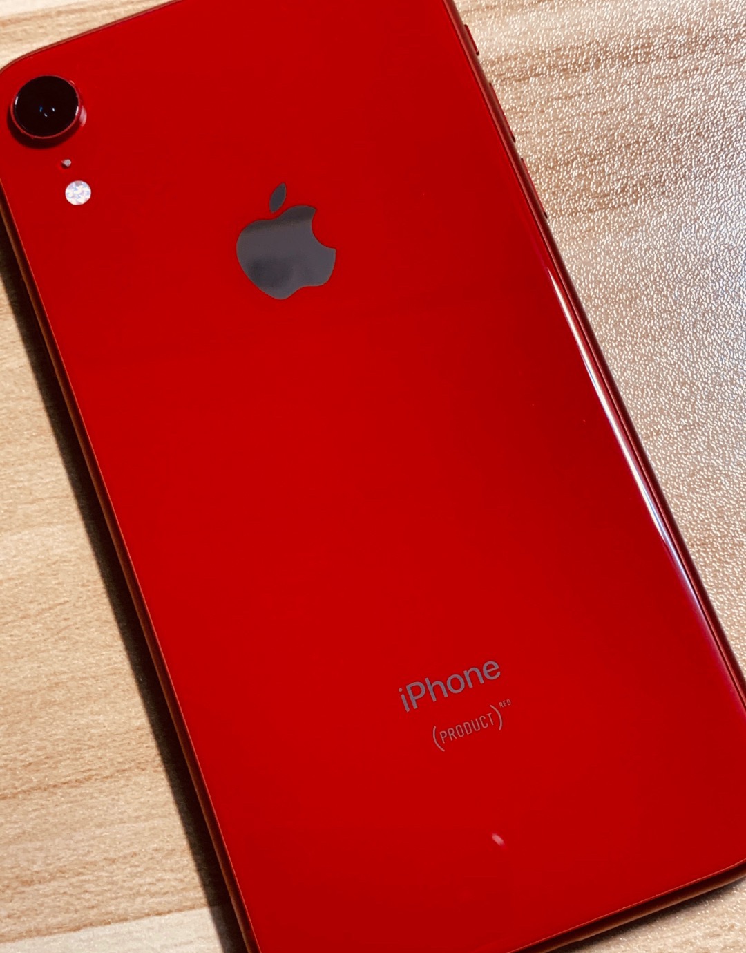网友入手的是一台红色特别版的iphonexr,从手机的背面来看的确像是新