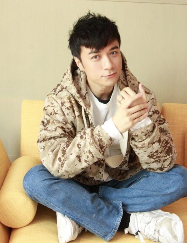 [萌化]儿子张嘴大笑表情萌化，模样像极了爸爸古巨基居家晒娃带孩子