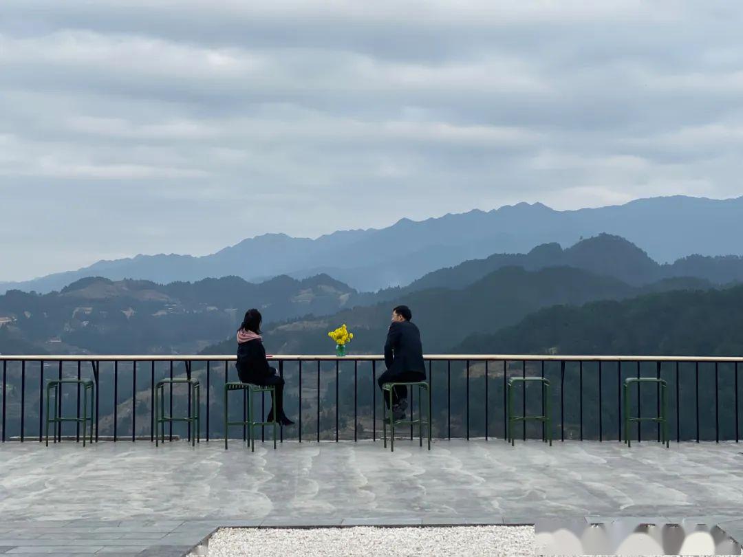 临崖而设露天观景台, 伸手仿佛就能摸到了雷公山深处的无尽云岚, 流云