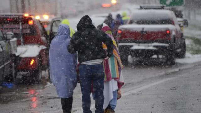 因冰雪天气，美国芝加哥发生严重车祸50多辆车连