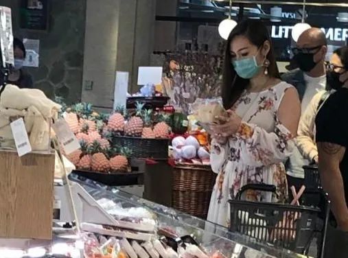 香港艳星被封公主，今离婚只要1元赡养费，还净