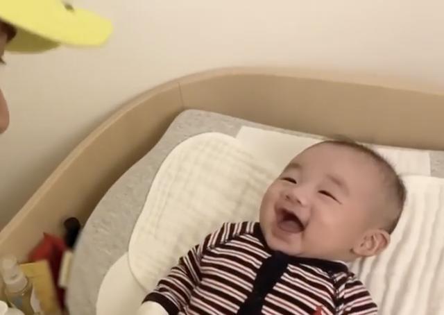 [萌化]儿子张嘴大笑表情萌化，模样像极了爸爸古巨基居家晒娃带孩子