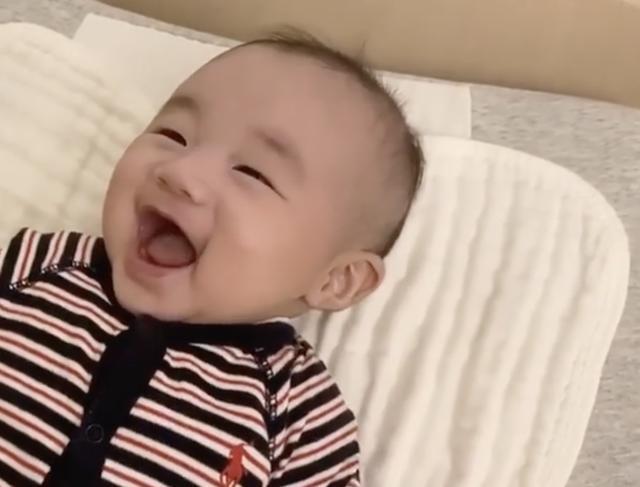 [萌化]儿子张嘴大笑表情萌化，模样像极了爸爸古巨基居家晒娃带孩子