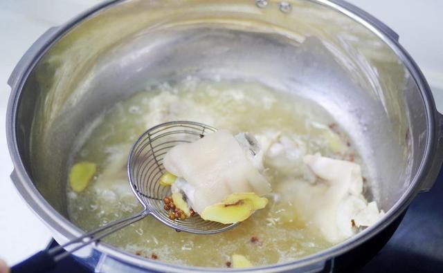 猪脚炖什么汤最美味 5d5204fc4f404bb39558f5678cfb08c2.jpeg