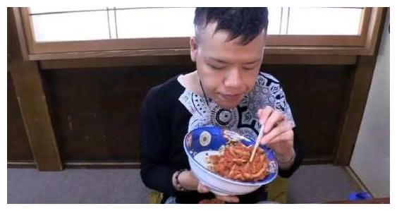 老王在中国一年吃胖40斤 65870dcd06494f6883c0ed9258bffcf8.jpeg